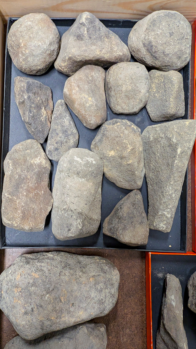 11 407: Okänd fyndort.

8. Diverse stenföremål, 64 st, eventuellt kan några vara knackstenar.

Ingår i en samling boplatsfynd VM11407 tillsammans med: 
1. Flintspån, obearb. 3 st.
2. Flintavslag med retusch. 2 st.
3. Flintavslag med bearb. 1 st.
4. Kärna flinta, 1 st.
5. Flinta övrig, 16 ts.
6. Flintavslag, obearb. 290 st.
7. Bergartsavslag, 5 str.

9. Skafthålsyxa, förarbete och fragment, 1 st.
10. Yxa bergart, Vänertyp, fragment, 1 st. Endast eggdelen bevarad.