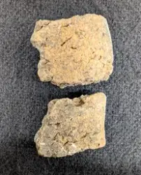 BEN, BRÄNDA BEN, LERKLUMPAR, KERAMIKSKÄRVOR