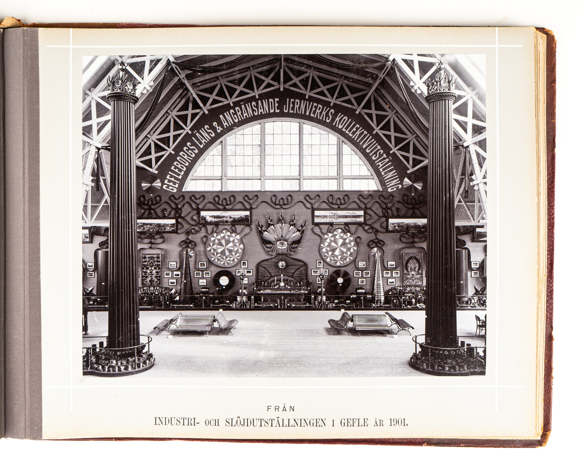 Fotoalbum från Gävleutställningen 1901. Album med röda pärmar och text i guld.