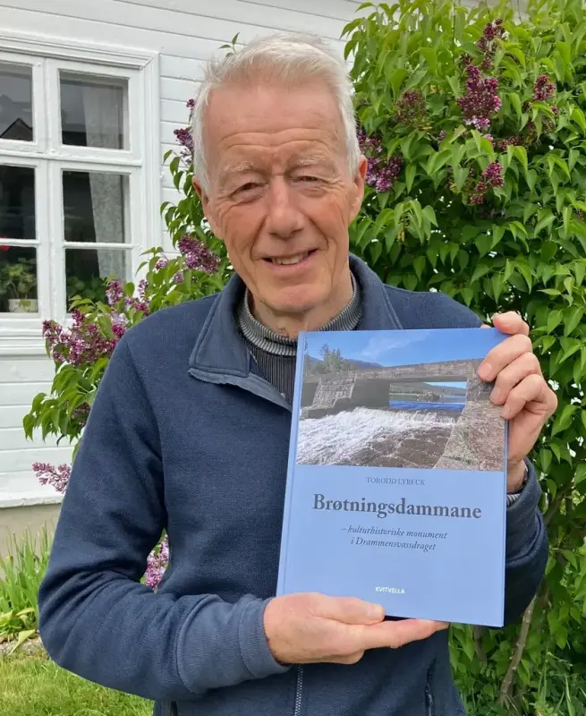 Mann med bok i hendene