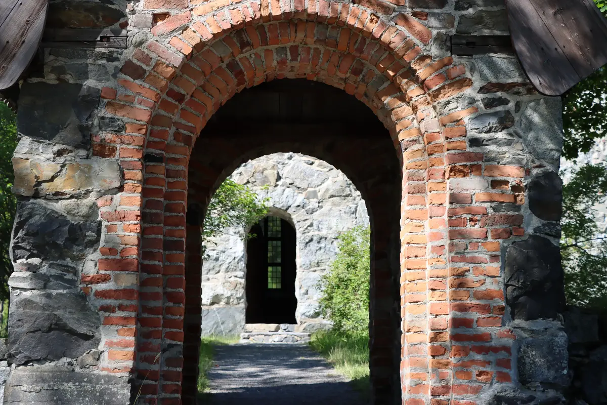 Portal i sten med en annan ingång i en stenbyggnad längre bort.