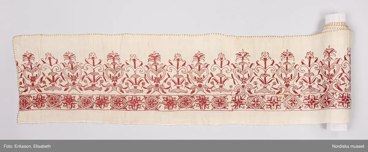 a. komplett lakan med broderad bård.
b. lakan samt lös bård i samma mönster

Mycket fint och tunt tuskaftat linne, broderad bård med stramt stiliserade blommor i renässansstil sydda med mörkt rött tvinnat silke, konturer i stjälksöm med vissa blad fyllda med plattsöm andra med prickar med små stygn. I kanten langetterad bård i gult silke med langettstygnen i grupper så att bården ser rutig ut. Ovanför bården märkt med adliga vapnen för ätten Stake och Posse samt initialerna ES och IP = Erik Olofsson Stake död 1598 gift 1588 med Ingeborg Posse.

Lös bård som hör till lakan b. Samma broderi som på lakan a.
/Berit Eldvik 2008-03-04