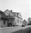 Utmed Linköpingsgatan i Skänninge har gatans nummer 7 vänt sin tidstypiska fasad mot passerande sedan 1865. Huset inrymde en gång i tiden folkskola och i ett senare skede apotek. Foto 1952.