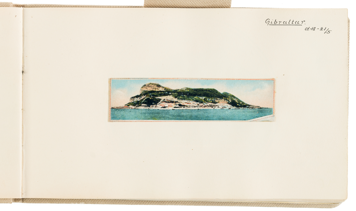 Denna rastertryck av ett foto visar Gibraltarklippan från havet.