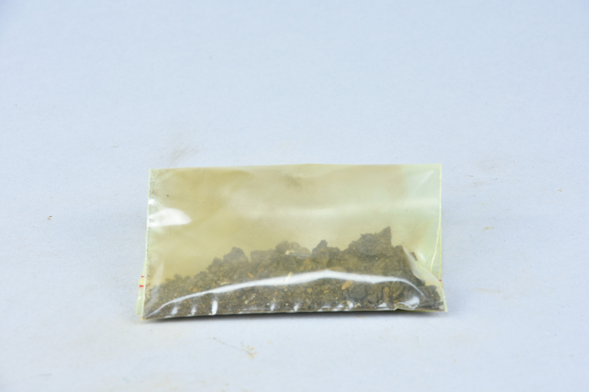 Ett flertal mindre fragment av osmundslagg. (Nihléns undersökningar, Smedjegatan schakt I)
Storlek upp till 50 mm. Sammanlagd vikt 174 g.