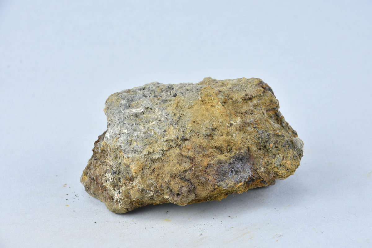 Stycke av osmundslagg. (Nihléns undersökningar, Smedjegatan 10 schakt II)