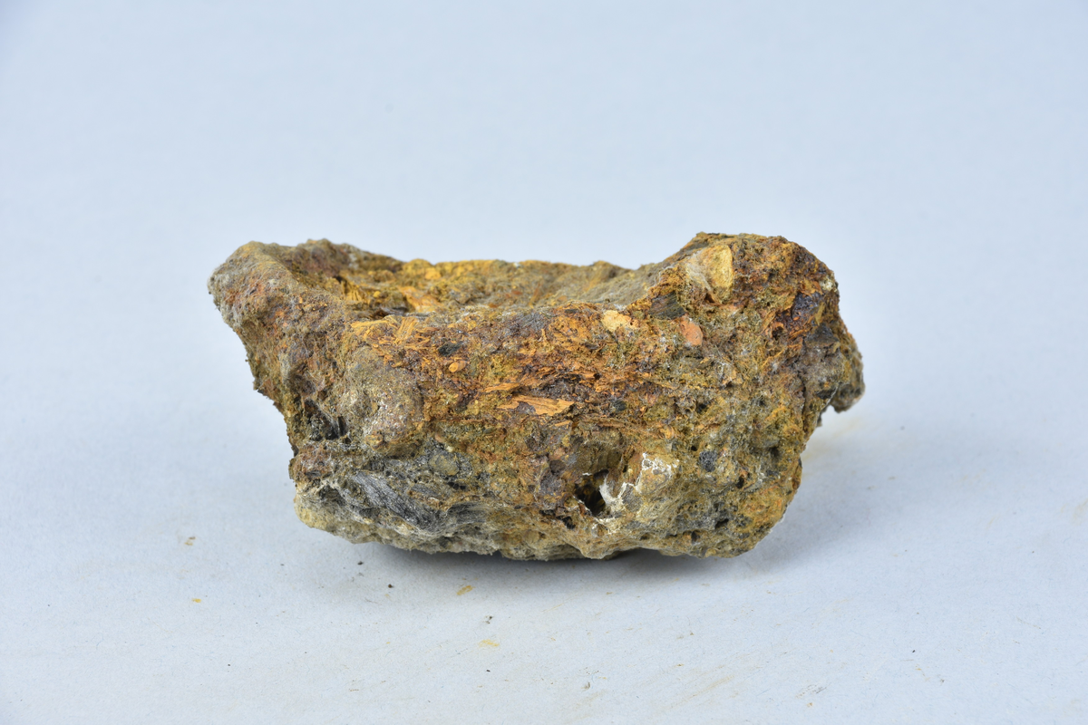 Stycke av osmundslagg. (Nihléns undersökningar, Smedjegatan 10 schakt II)