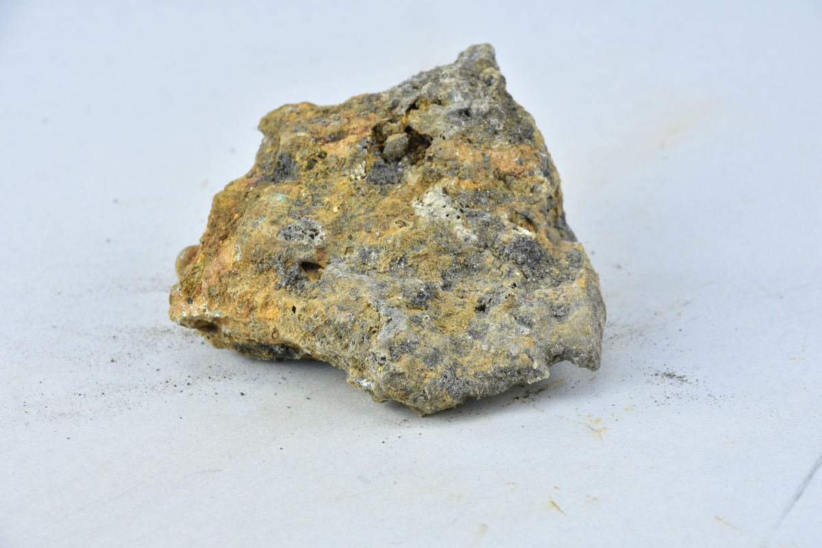 Stycke av osmundslagg. (Nihléns undersökningar, Smedjegatan 10 schakt II)