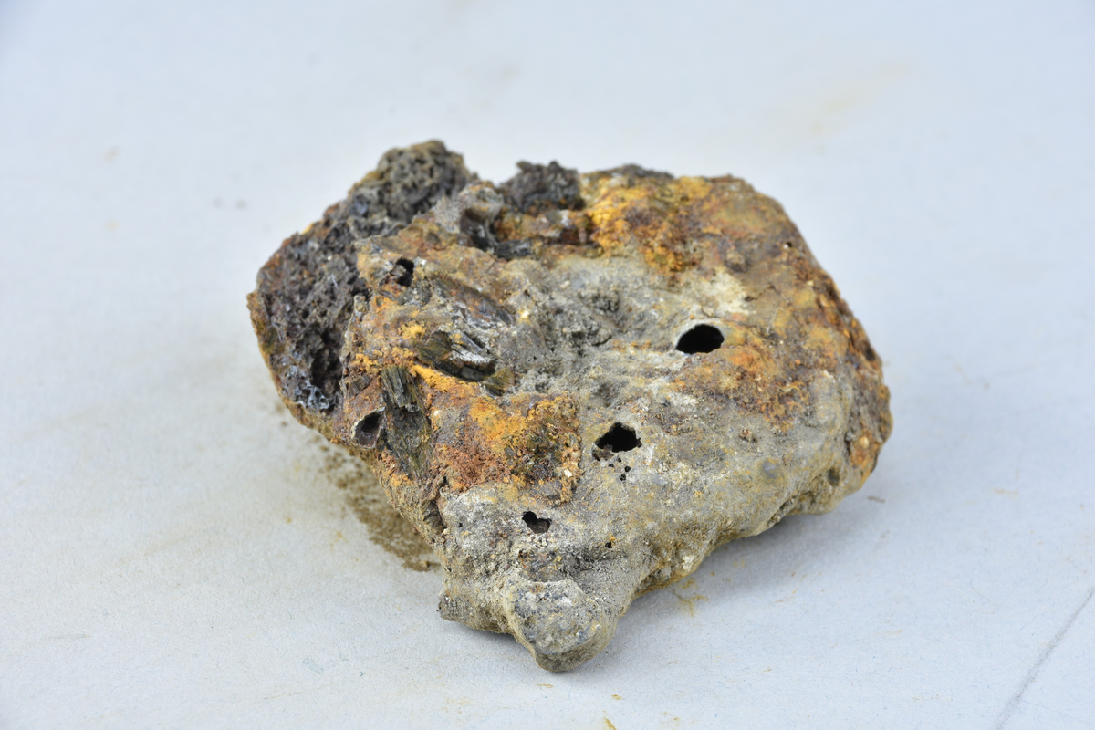 Stycke av osmundslagg. (Nihléns undersökningar, Smedjegatan 10 schakt II)