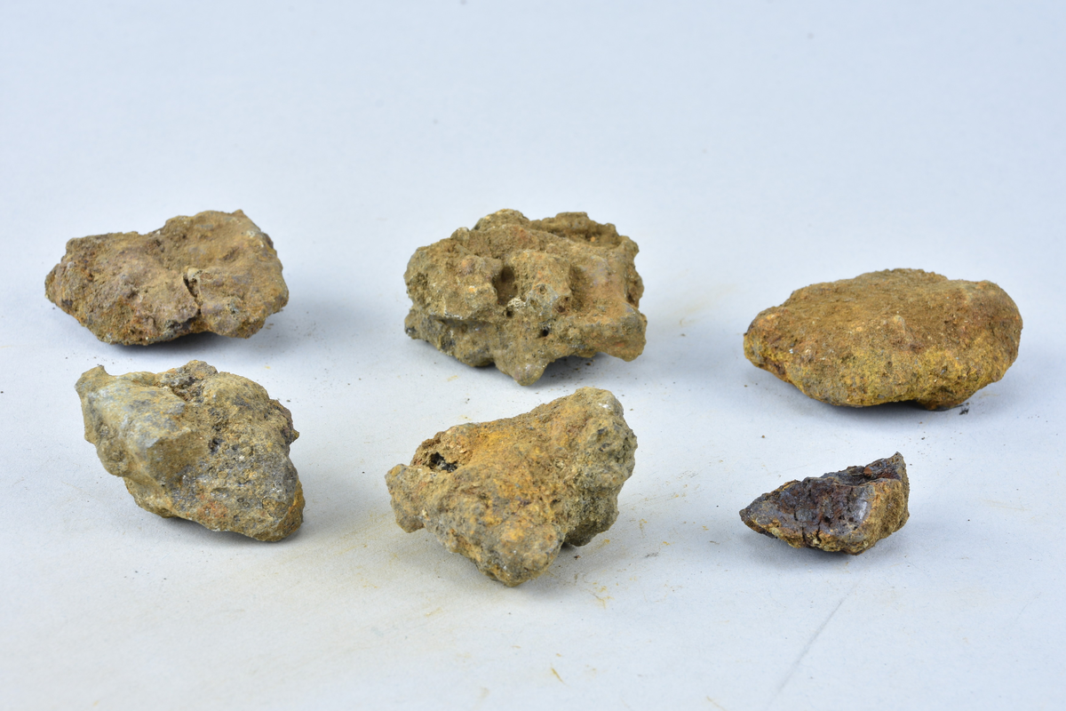 Sex mindre stycken av osmundslagg. (Nihléns undersökningar, Smedjegatan 10 schakt II) Sammanlagd vikt 250 g. Storlek mellan 20 - 55 mm.