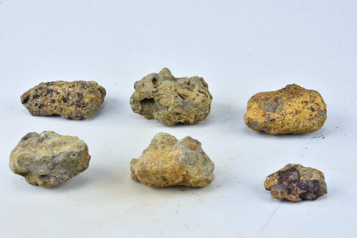 Sex mindre stycken av osmundslagg. (Nihléns undersökningar, Smedjegatan 10 schakt II) Sammanlagd vikt 250 g. Storlek mellan 20 - 55 mm.