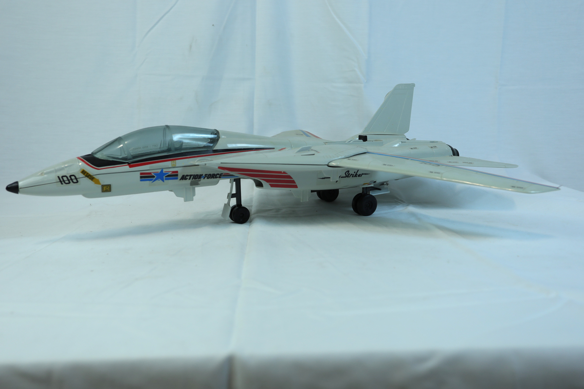 Form: Krigsfly, jager F-15. Mangler en halefinne.
