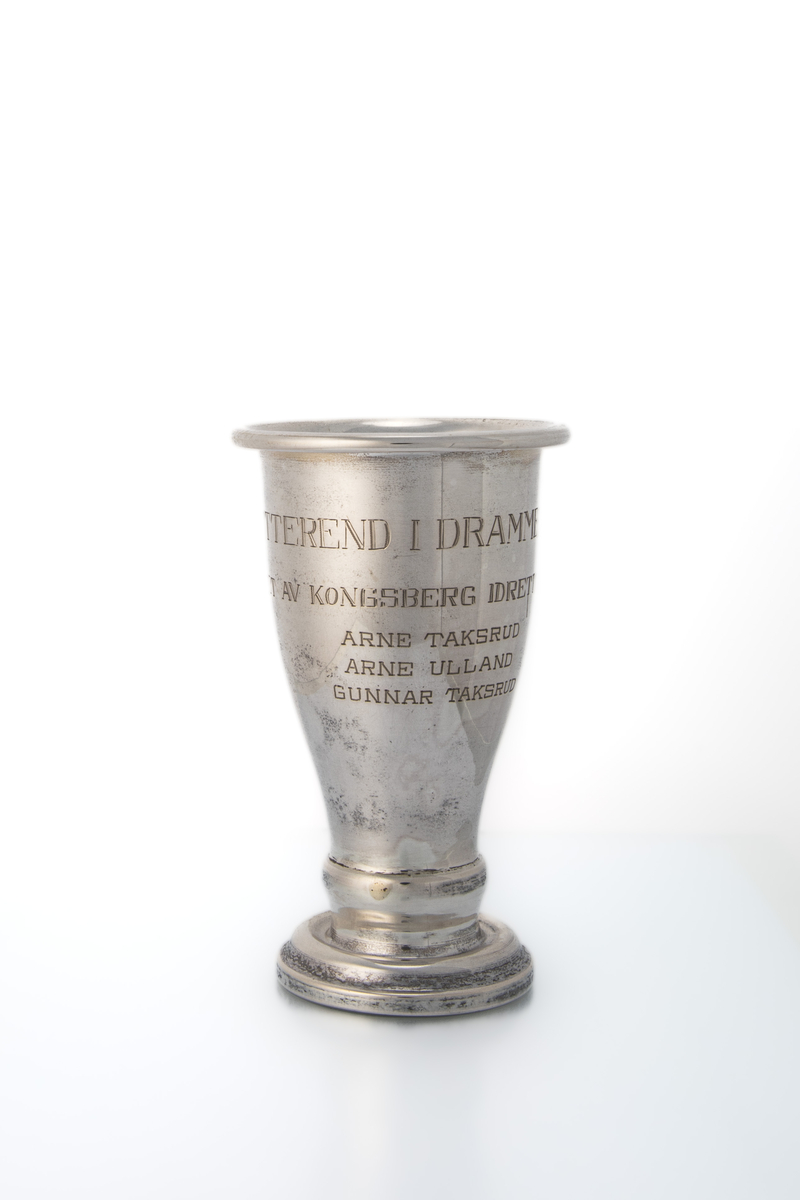 Traktformet pokal med kort stett.