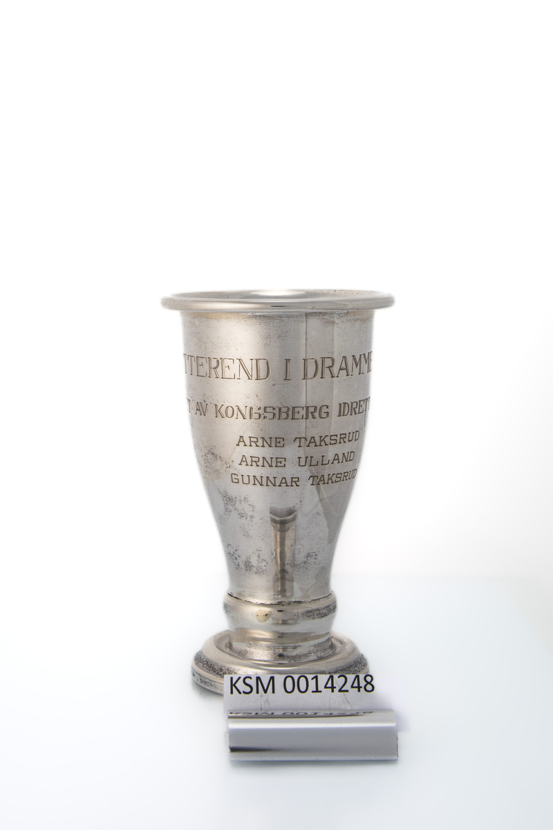 Traktformet pokal med kort stett.