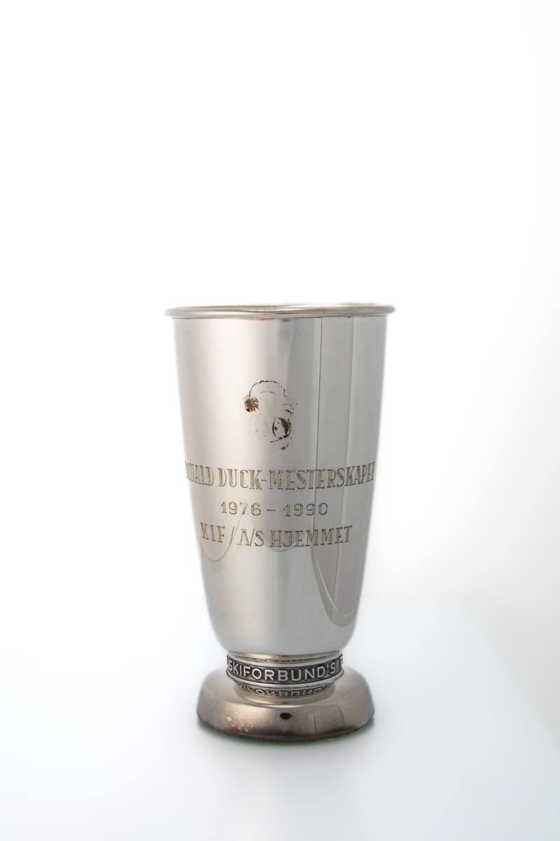 Enkel pokal med kort stett.
