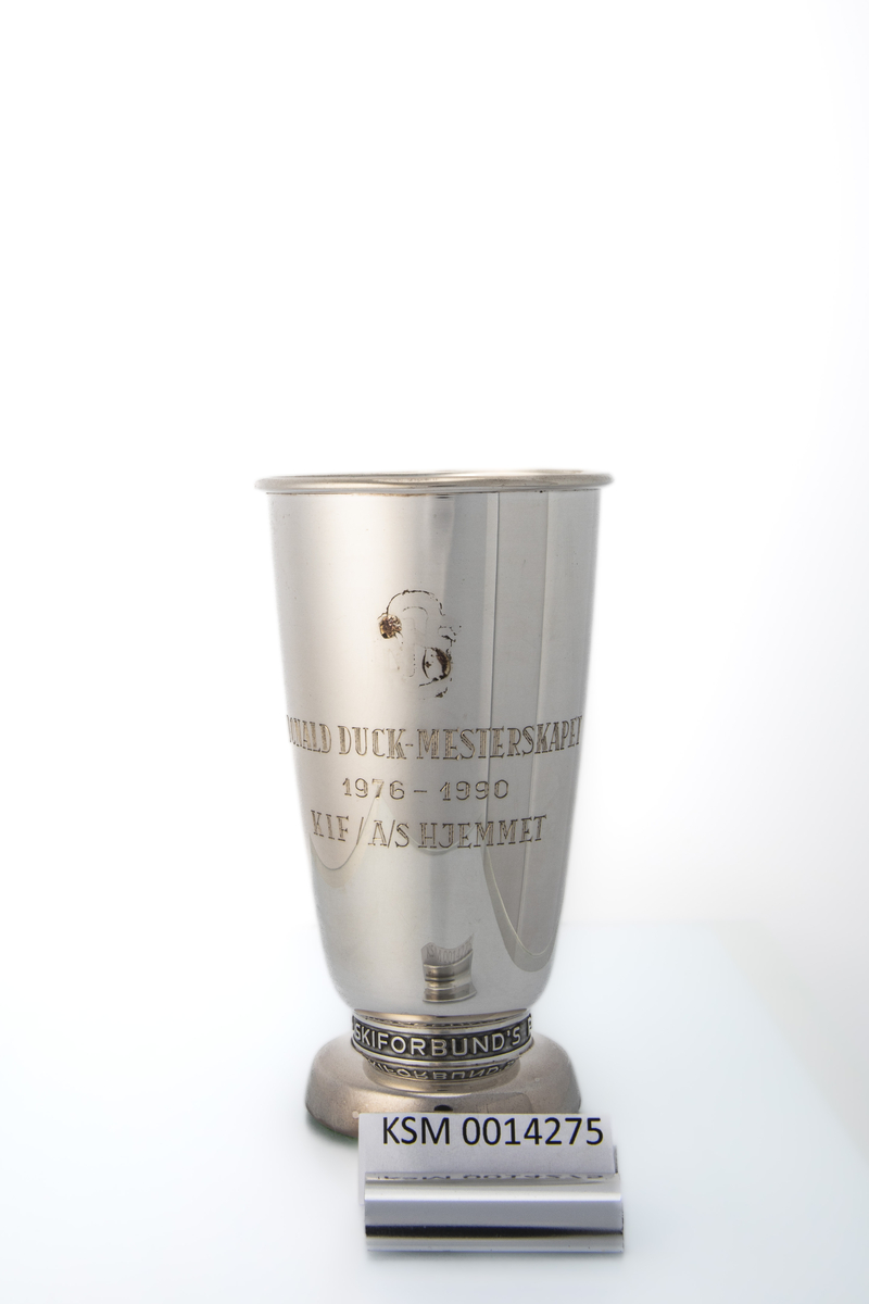 Enkel pokal med kort stett.