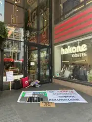 Under Statkraftkonferansen 2025 demonstrerte Latin-Amerika gruppen i Norge (LAG) ved Folketeaterpassasjen for å kreve at Statkraft ikke tyr til grønn kolonialisme i arbeidet for grønn omstilling. Plakat: Statkraft stans ødeleggelsen av natur mangfold i Latin-Amerika, Marielle Franco presente, Salve asterra de uibaí, Pilmaiken må leve. Parole: Stopp Statskrafts grønne kolonialisme.