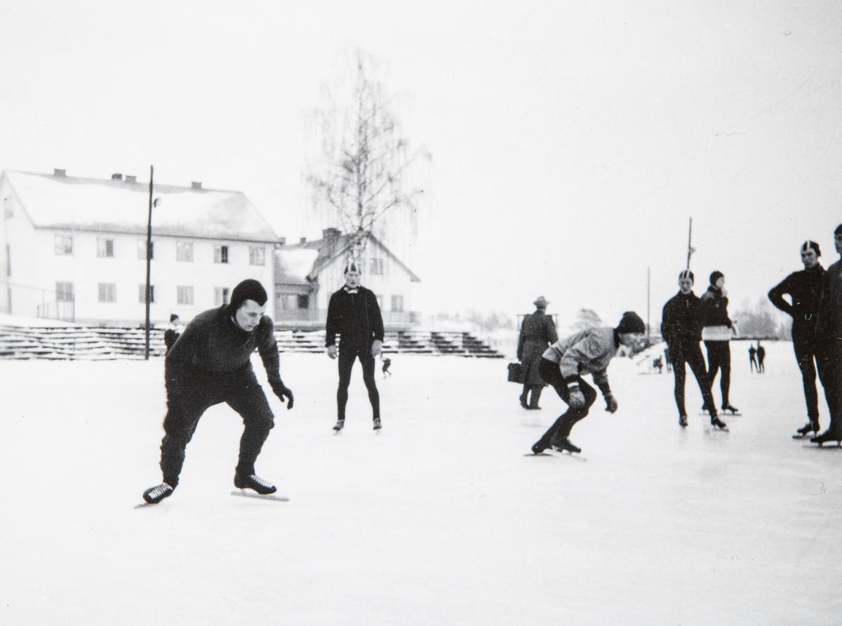 Skøyteløpere på Hamar Stadion, skøytetrening.