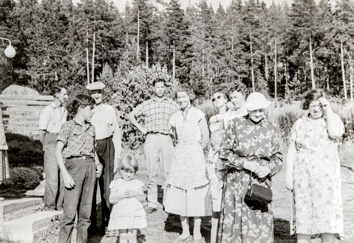 Familietreff på Rønningsbakken, Vallset, ca 1960. Fra venstre: Peder Olsen Rønningsbakken, Oddmund Rønningsbakken, ukjent eldre mann, Eli Rønningsbakken, Ingvar Lier, Oline Rønningsbakken, Ruth Nordnes Lappegård (med solbriller), Inger Gundersen, Inga Løvstad (med hvit hatt) og Borghild Løvstad. Stig E. Nordnes delvis skjult bak Inga.