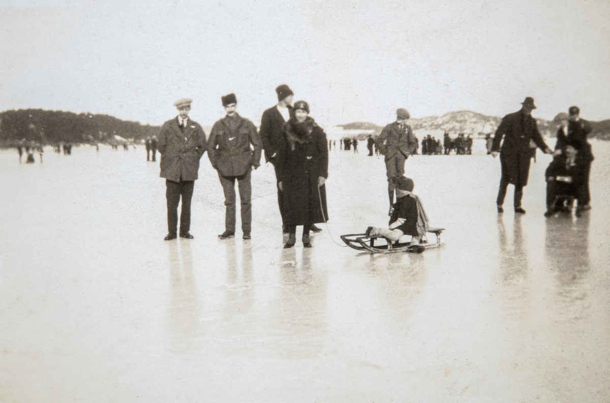 Espa, 1925. Espen skøiteklubb var aktiv og arrangerte stadig skøyteløp på Mjøsisen. Bildet er trolig fra et slikt arrangement. Ukjente personer.