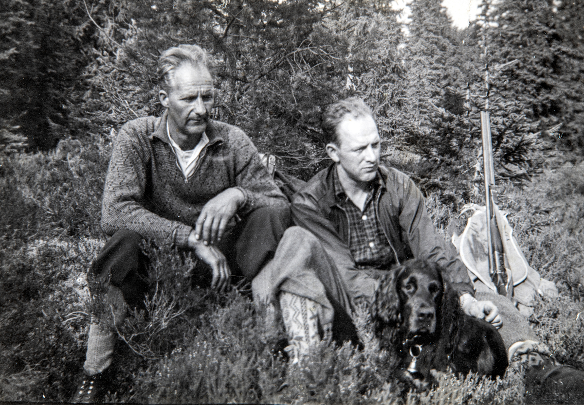 To jegerer og en fuglehund på jakt i Espa-området, 1930-tallet. Osvald Nordnes til venstre. Den andre er ukjent.