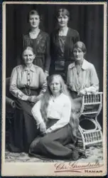 Gruppe 5 damer. Mor med fire døtre. Carte Visite.