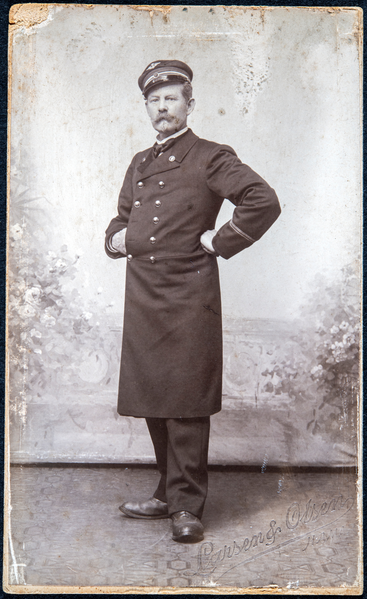 Stasjonsmester Christian Edv. Thomsen. Han var stasjonsmester på Espa i årene 1901-1907. Dette er fra 1904. Carte Visite.