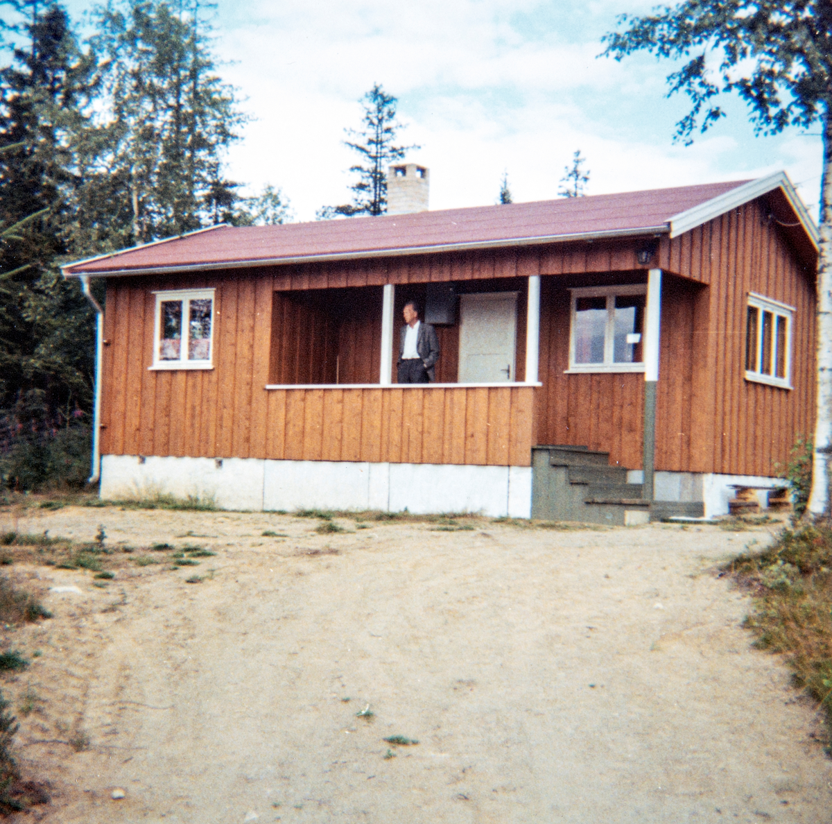 Olav Løvstad på hytta. Midtsveen-feltet, Espa. 1969-70.