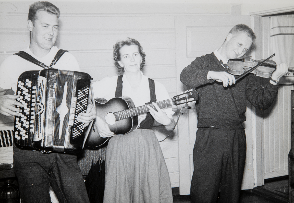 Musikkere, Fra venstre Reidar Mæhlum med trekkspill, Astrid Holm med gitar, og Åge Nordnes på fiolin. Espa, ca 1957/58