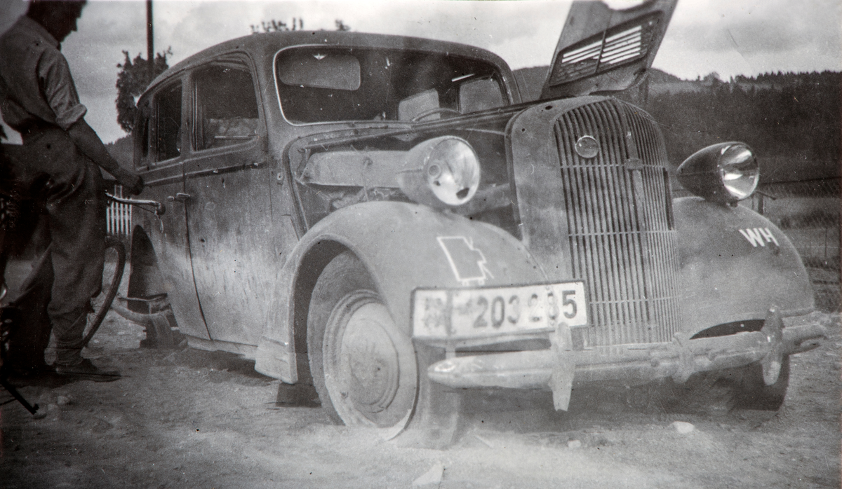 Elverum, Leiret etter at tyske fly har bombet tettstedet i ruiner, bombingen skjedde 11. april 1940, 41 mennesker omkom og 20 ble såret, tysk bil ødelagt med registreringsnummer 203285,