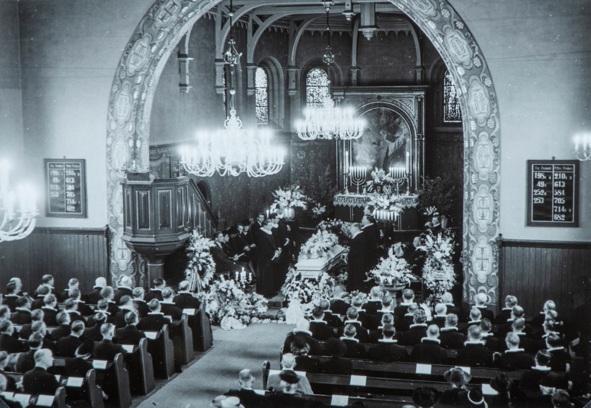 Hamar domkirke, begravelse for biskop Henrik Hille, prosesjon av 60 prester, Eivind Berggrav holdt minnetalen