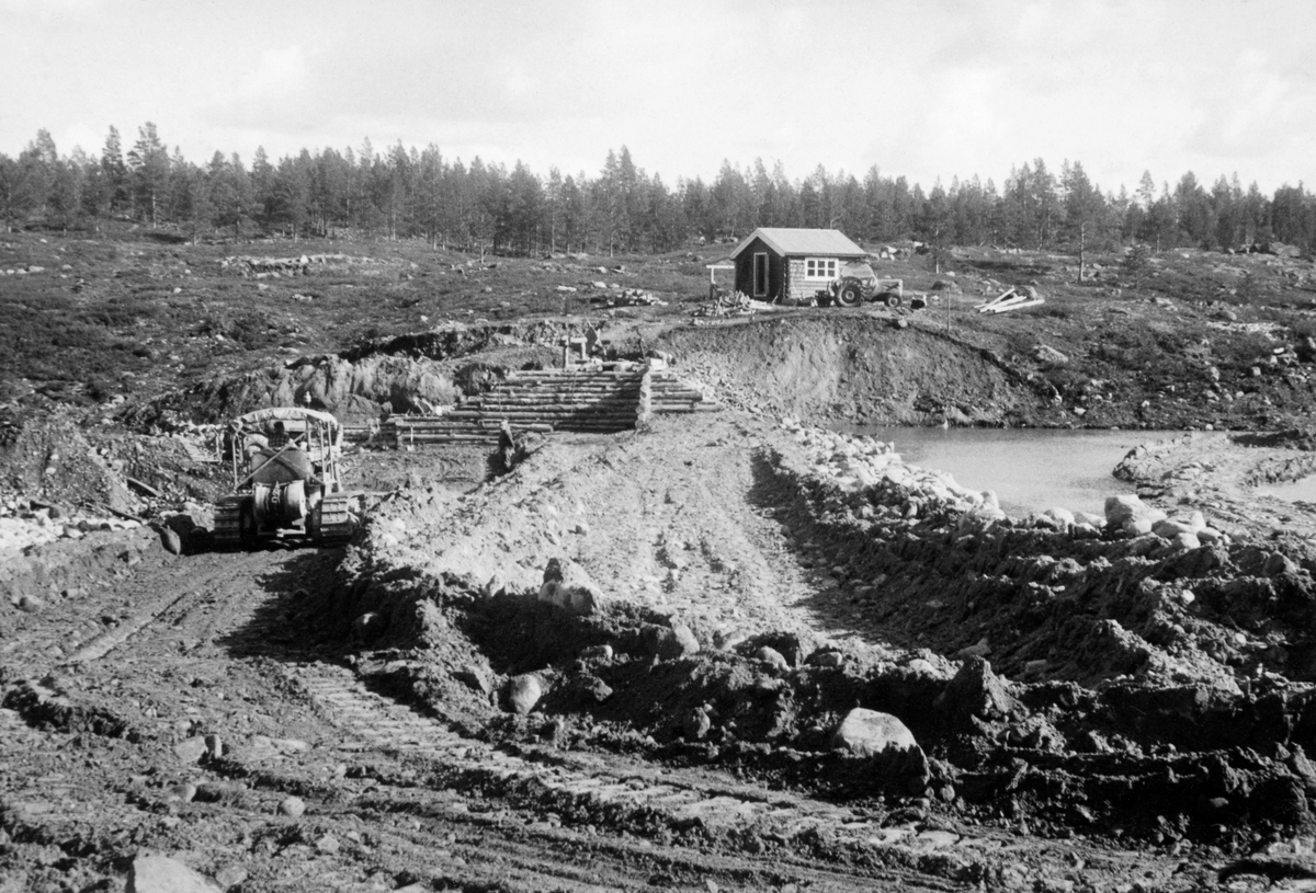 Jorddammen. Bulldozer D6, traktor m/stensvans, 2 menn. 