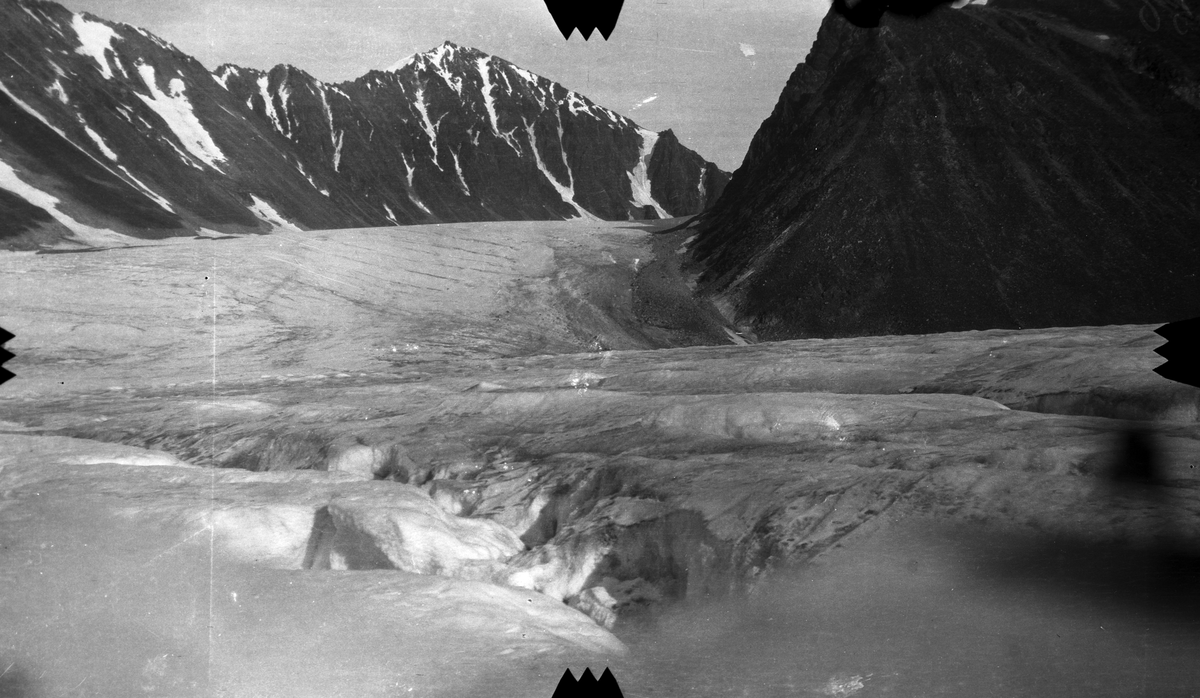 Fra st. 1 i Magdalene bay. -Fra kartleggingen av Svalbard i 1906.