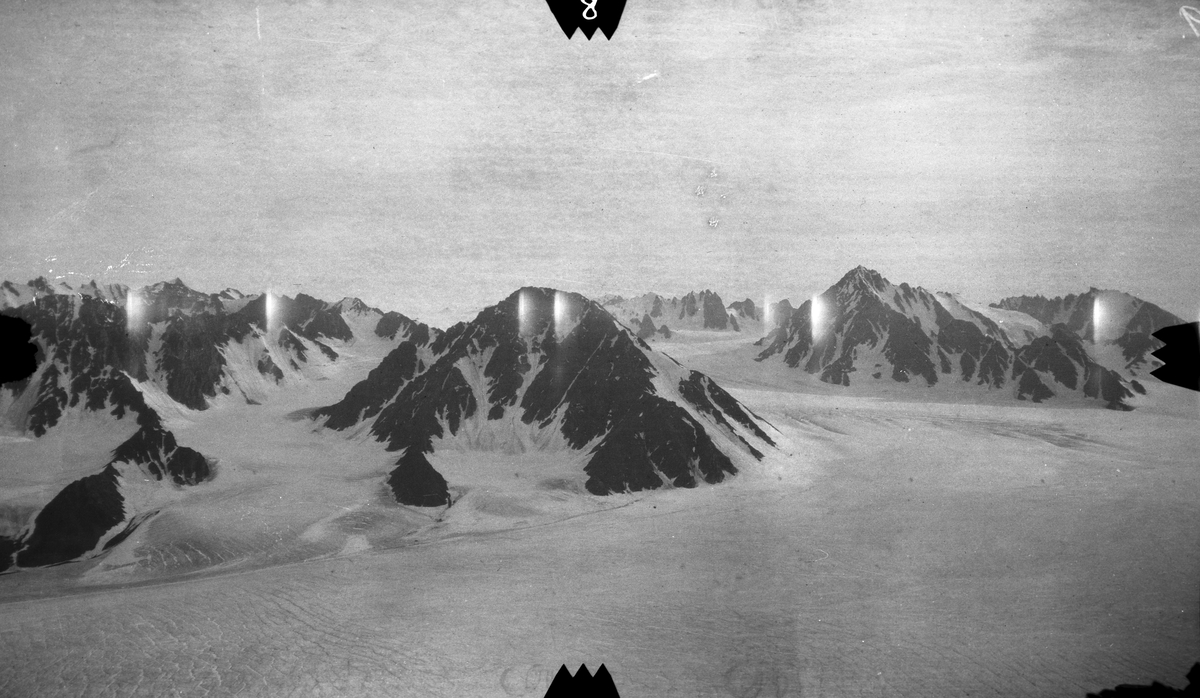 Fjelde ved bunden av Liefde bay. Fra st. 2 syd - bjerget. -Fra kartleggingen av Svalbard i 1906.