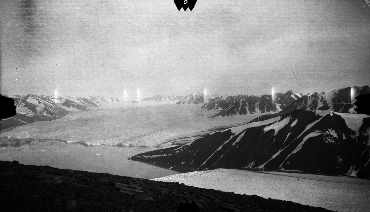Fjelde ved bunden av Liefde bay. Fra st. 2 syd - bjerget. -Fra kartleggingen av Svalbard i 1906.