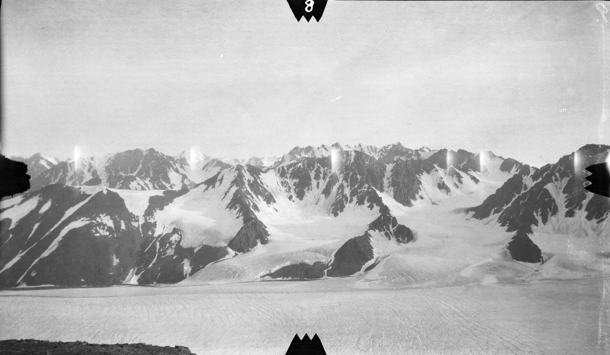 Fjelde ved bunden av Liefde bay. Fra st. 2 syd - bjerget. -Fra kartleggingen av Svalbard i 1906.