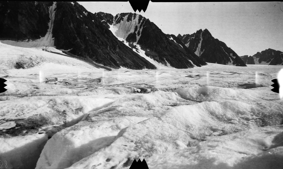 Fra st. 2 Magdalena bay. -Fra kartleggingen av Svalbard i 1906/07.