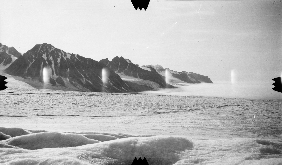 Fra st. 2 i Magdalena bay. -Fra kartleggingen av Svalbard i 1906/07.