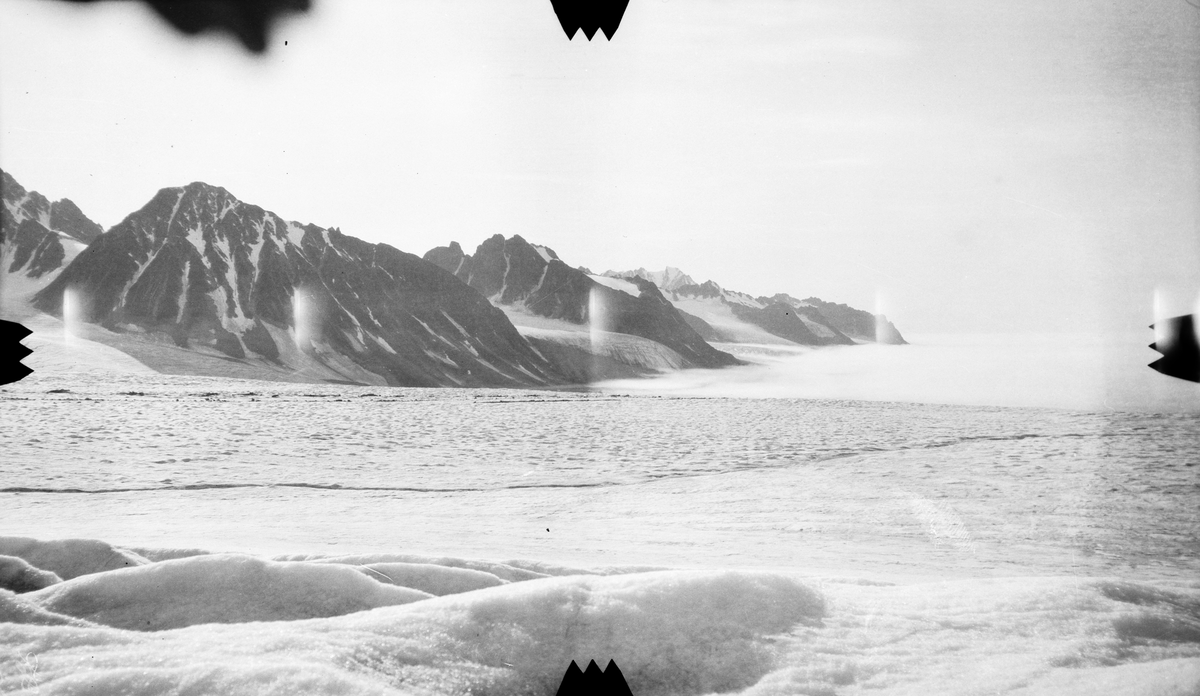 Fra st. 2 i Magdalena bay. -Fra kartleggingen av Svalbard i 1906/07.