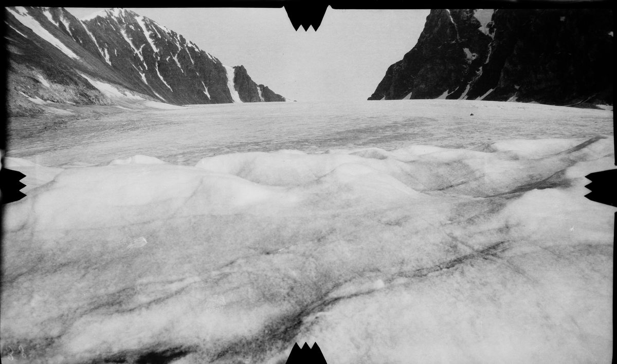 Fra st. 2 i Magdalena bay. -Fra kartleggingen av Svalbard i 1906/07.