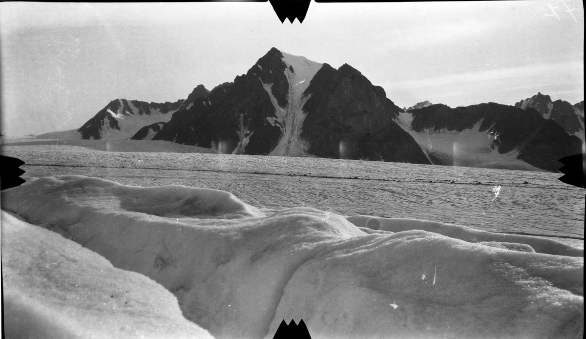 Fra st. 2 i Magdalena bay. -Fra kartleggingen av Svalbard i 1906/07.