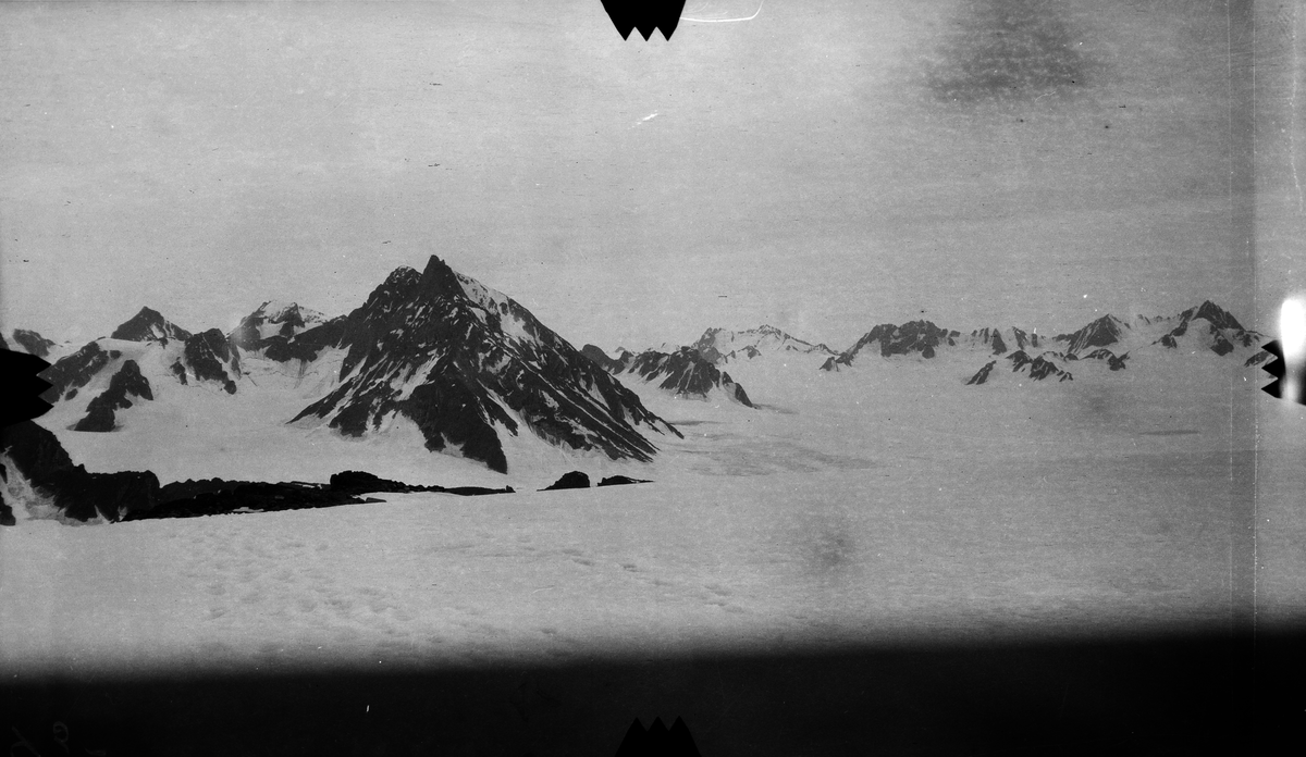 Fra oppmars på Smeerenburg breen. -Fra kartleggingen av Svalbard i 1906/07.