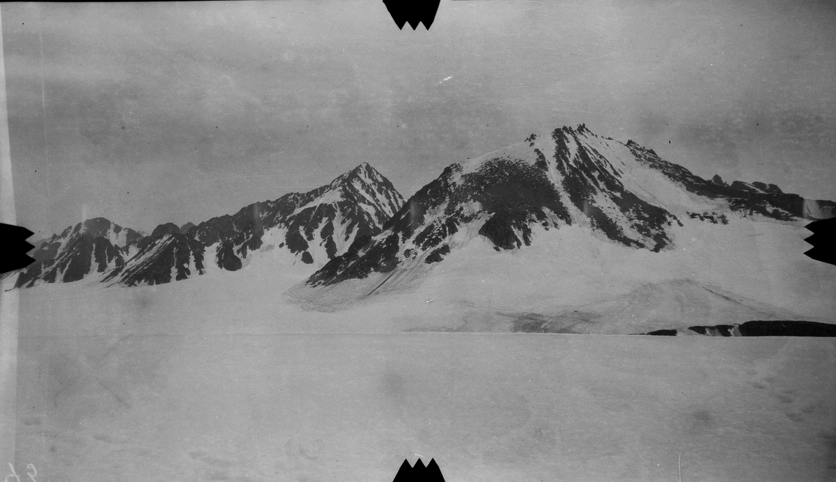 Fra oppmars på Smeerenburg breen. -Fra kartleggingen av Svalbard i 1906/07.