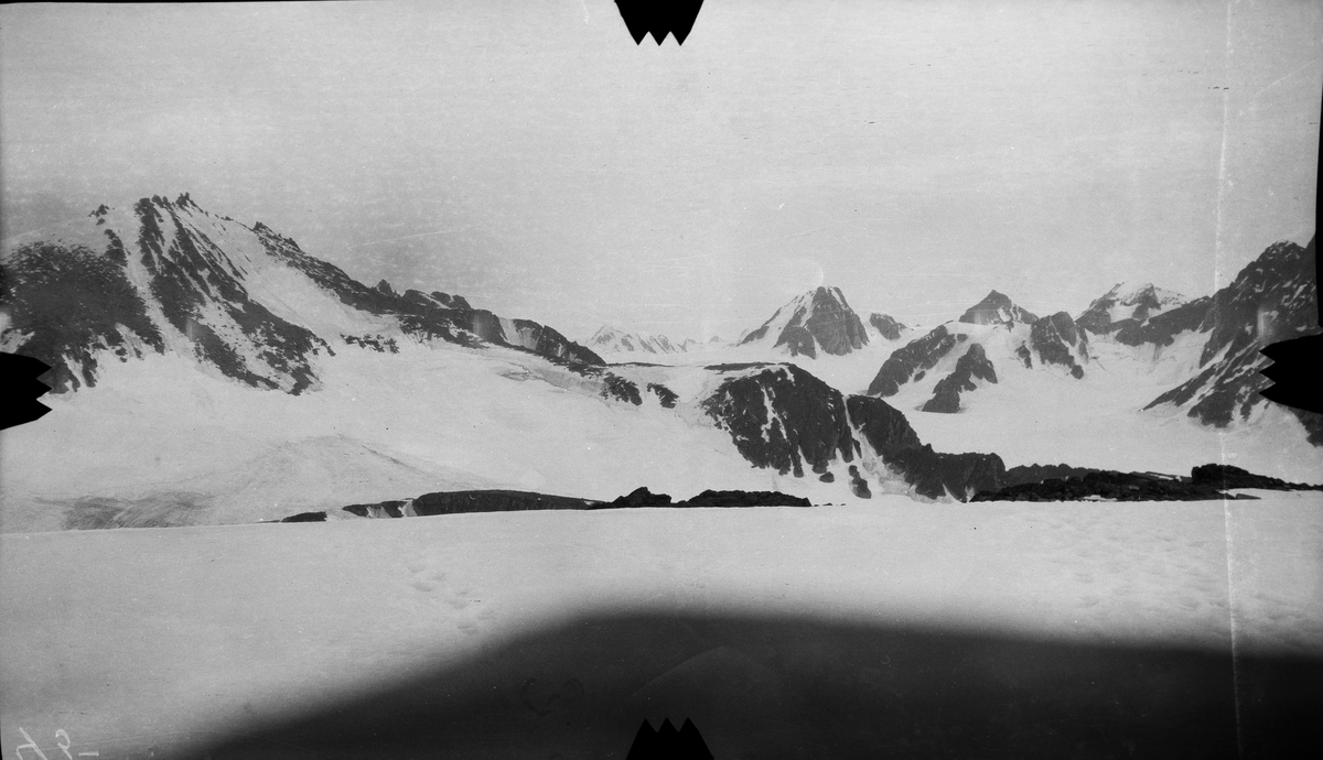 Fra oppmars på Smeerenburg breen. -Fra kartleggingen av Svalbard i 1906/07.