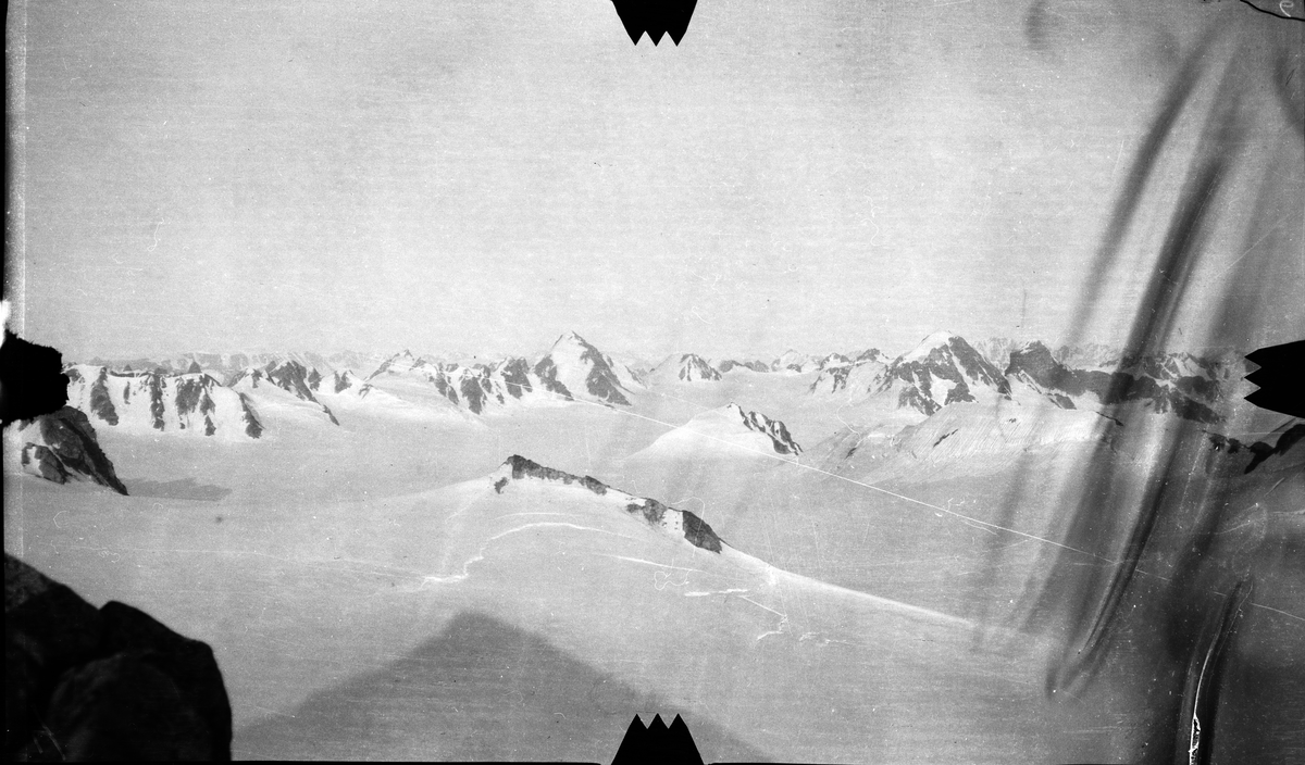 Fra fjell 2, syd leir nr. 4, H 1000. -Fra kartleggingen av Svalbard i 1906.