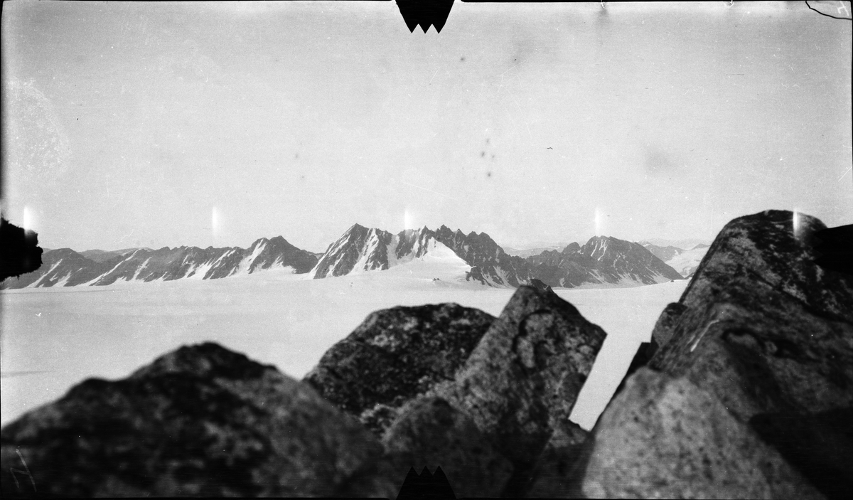 Fra fjell 2, syd leir nr. 4, H 1000. -Fra kartleggingen av Svalbard i 1906.