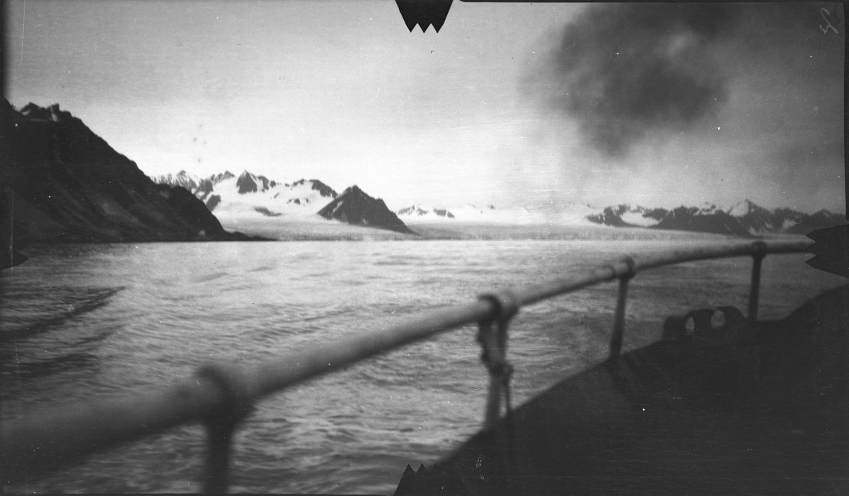 Hamburger bay, samt isfjell, nr. 6 og nr. 7 fra syd. -Fra kartleggingen av Svalbard i 1906/07.