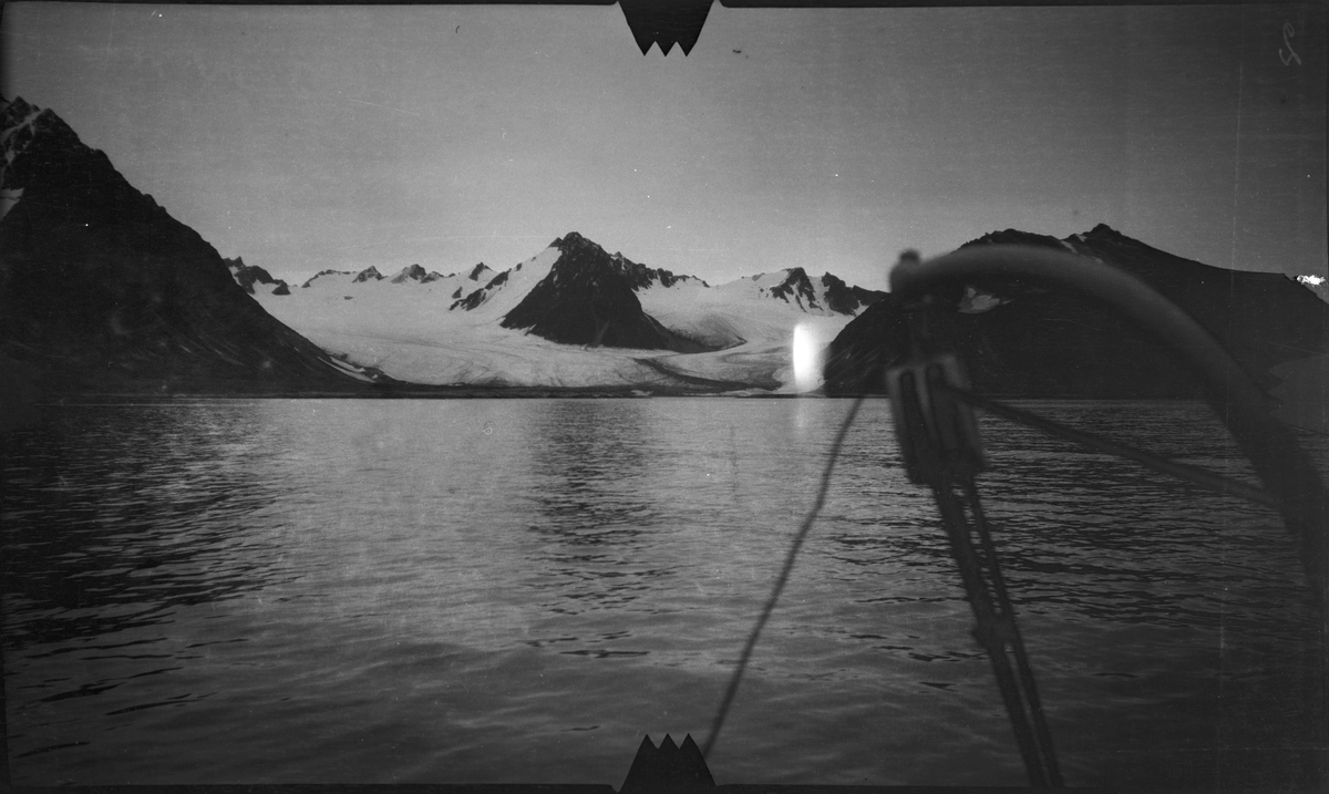 Hamburger bay, samt isfjell, nr. 6 og nr. 7 fra syd. -Fra kartleggingen av Svalbard i 1906/07.