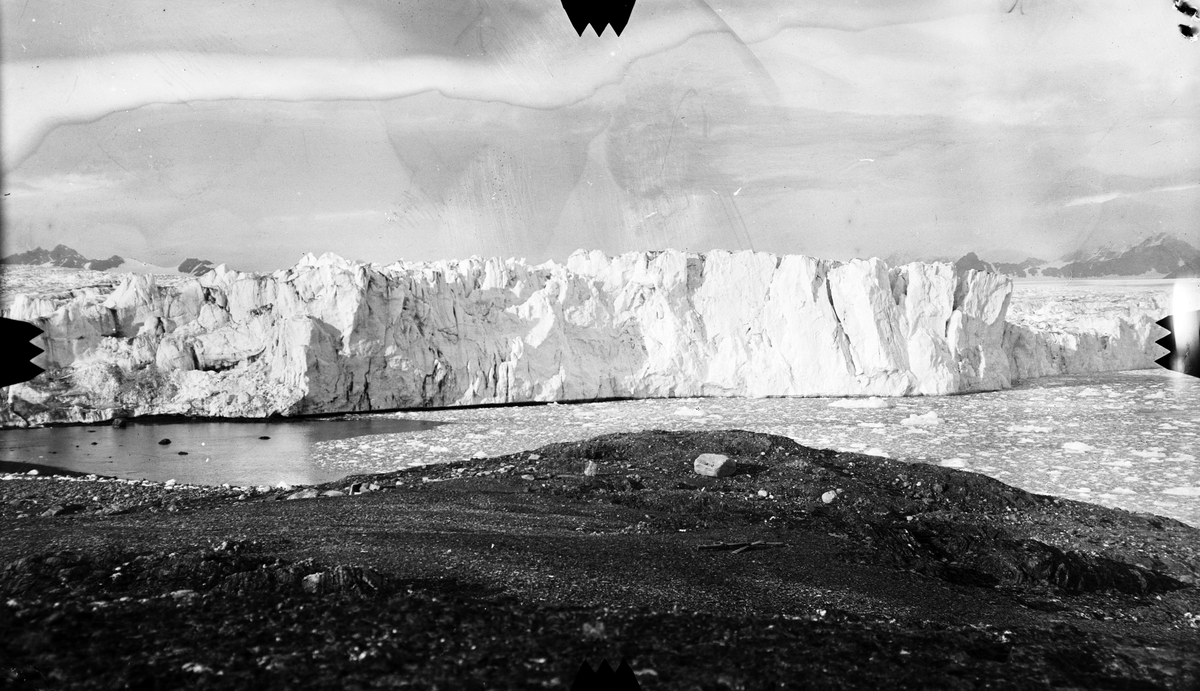 Fra Virgo havn 19. august. -Fra kartleggingen av Svalbard i 1907.