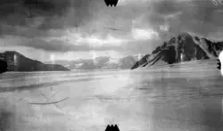 Fra Red. bay og Liefdbay. -Fra kartleggingen av Svalbard i 1